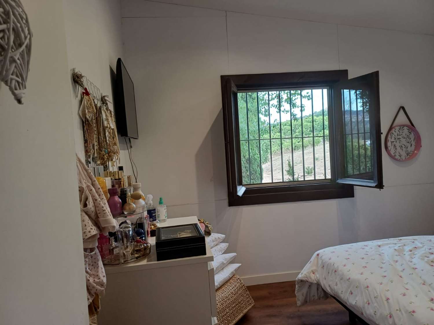 Complesso residenziale in ardesia con 5 case e piscina.