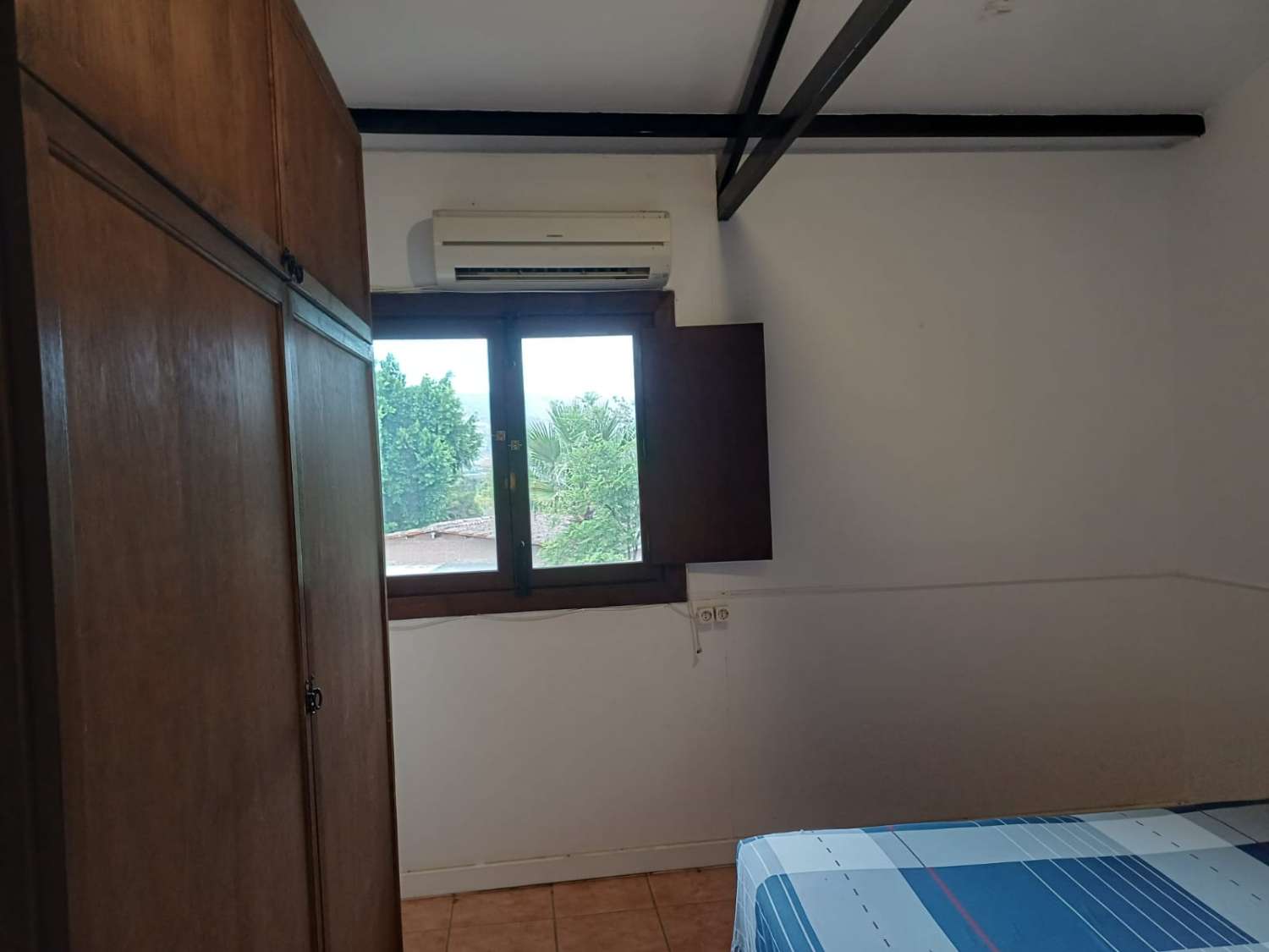 Complesso residenziale in ardesia con 5 case e piscina.