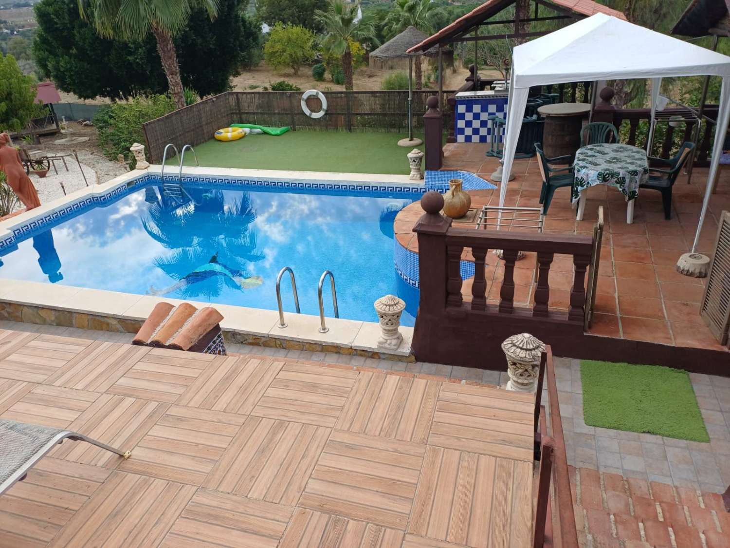 Complesso residenziale in ardesia con 5 case e piscina.
