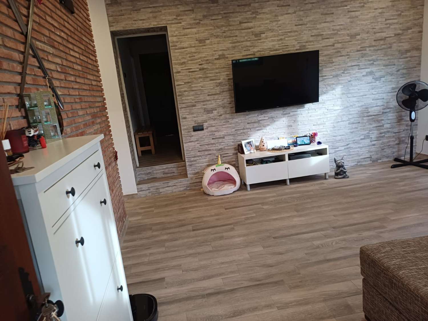 Complesso residenziale in ardesia con 5 case e piscina.
