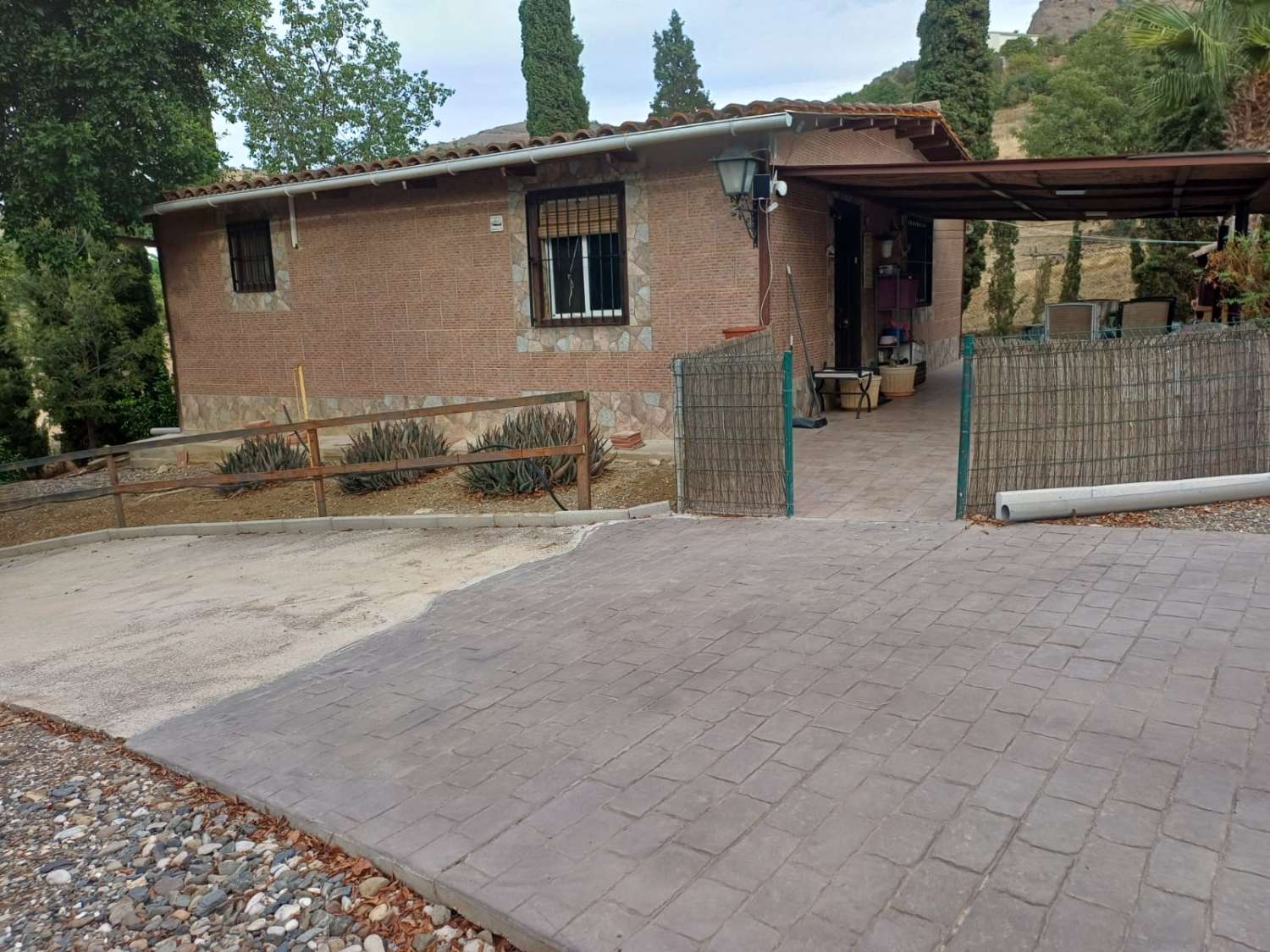 Complesso residenziale in ardesia con 5 case e piscina.