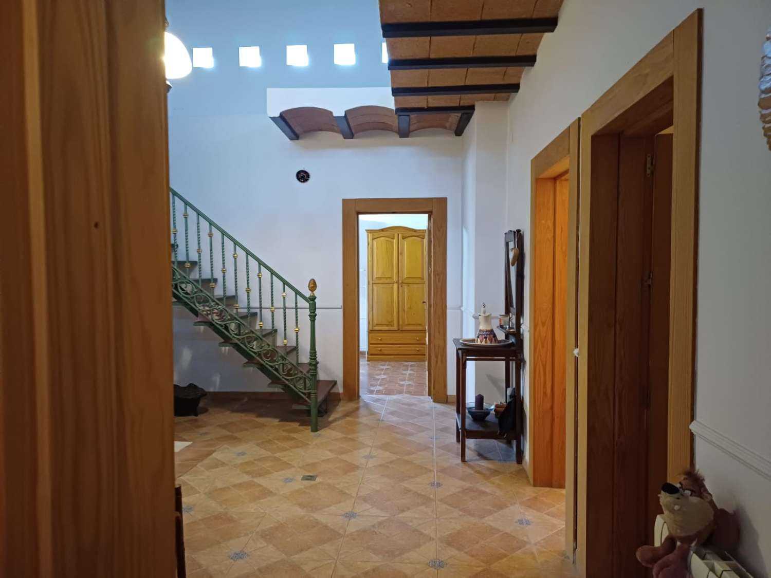 Complesso residenziale in ardesia con 5 case e piscina.