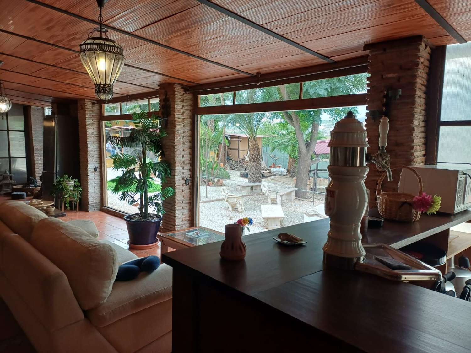 Complesso residenziale in ardesia con 5 case e piscina.