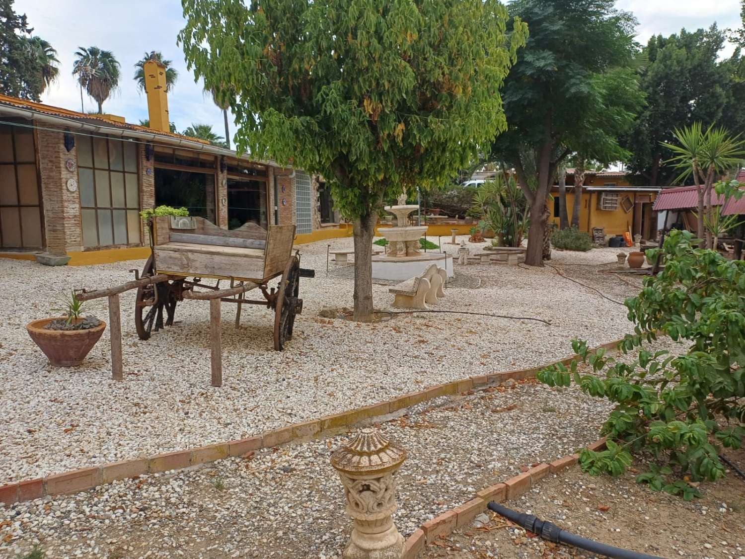 Complesso residenziale in ardesia con 5 case e piscina.