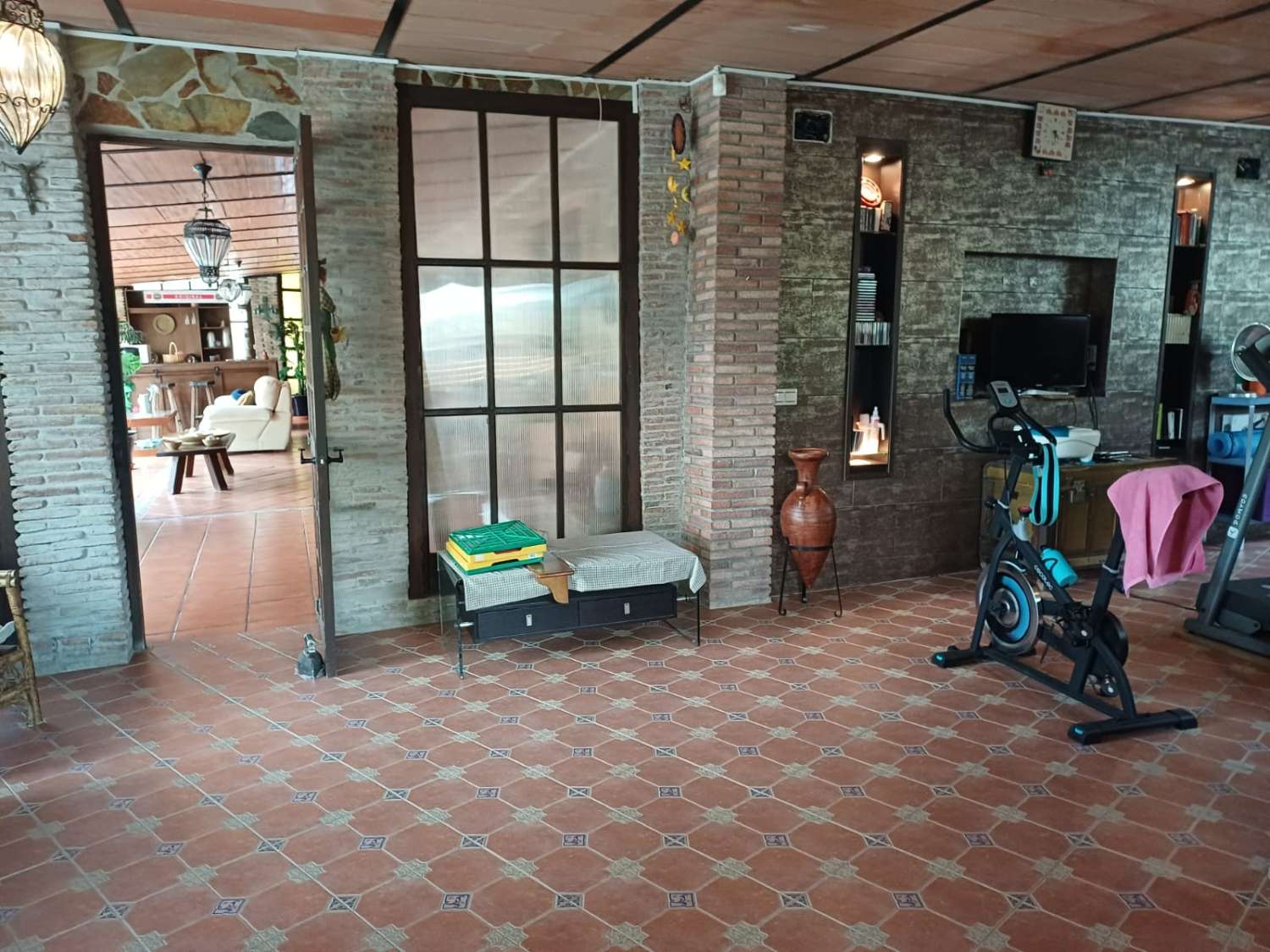 Complesso residenziale in ardesia con 5 case e piscina.