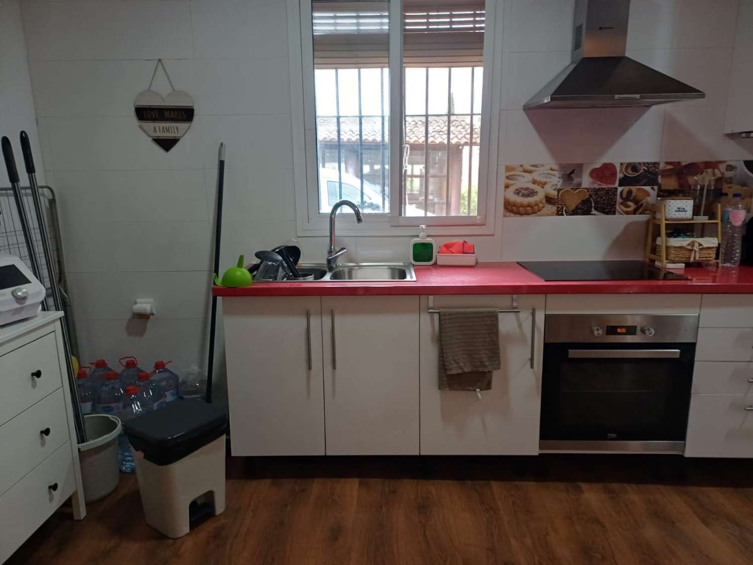 Complesso residenziale in ardesia con 5 case e piscina.