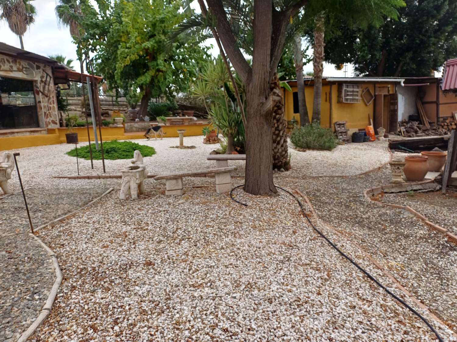Complesso residenziale in ardesia con 5 case e piscina.