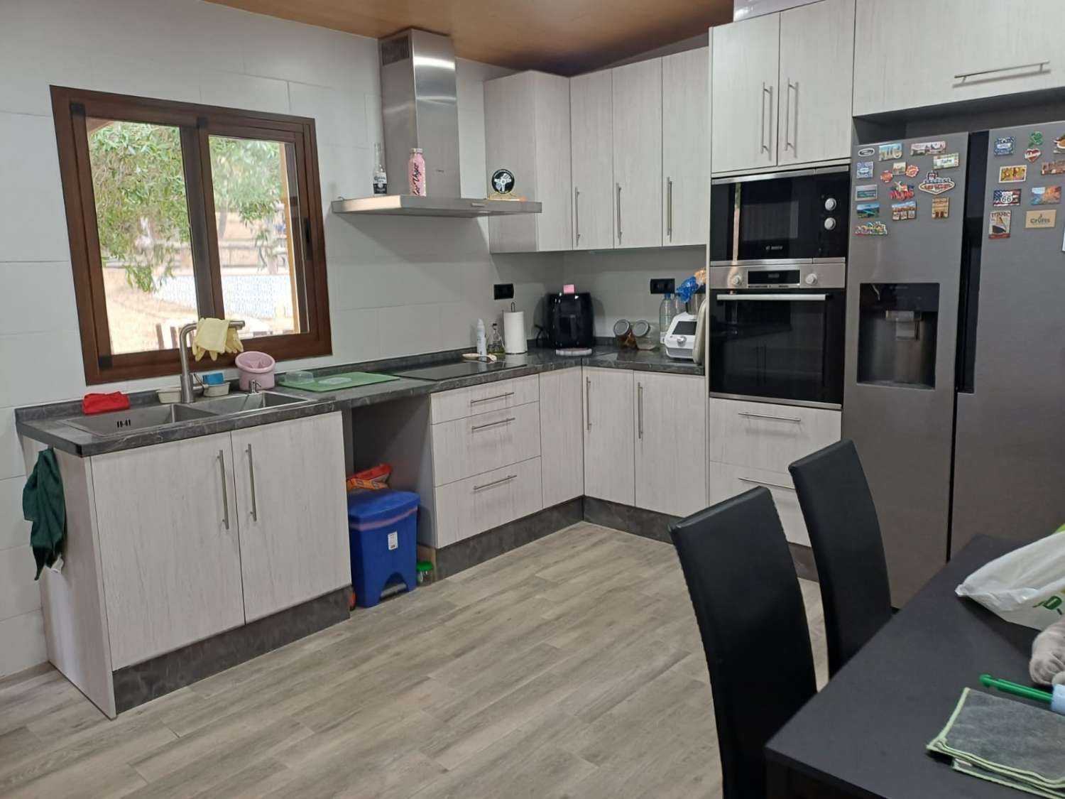 Complesso residenziale in ardesia con 5 case e piscina.