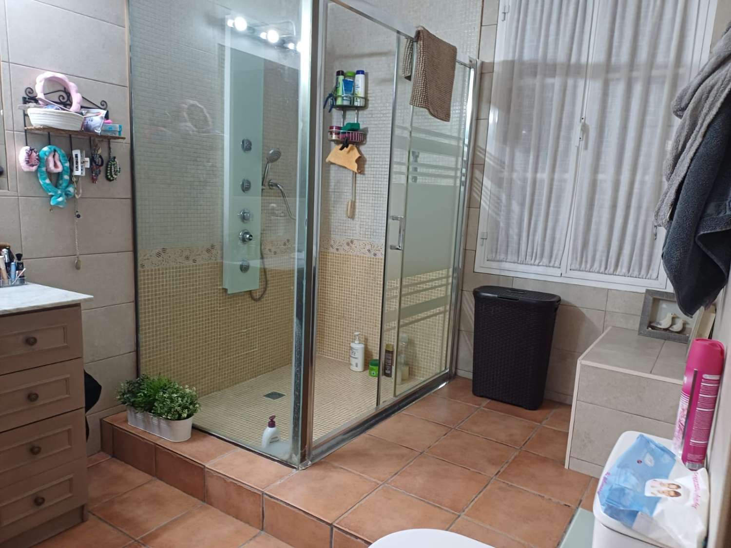 Complesso residenziale in ardesia con 5 case e piscina.