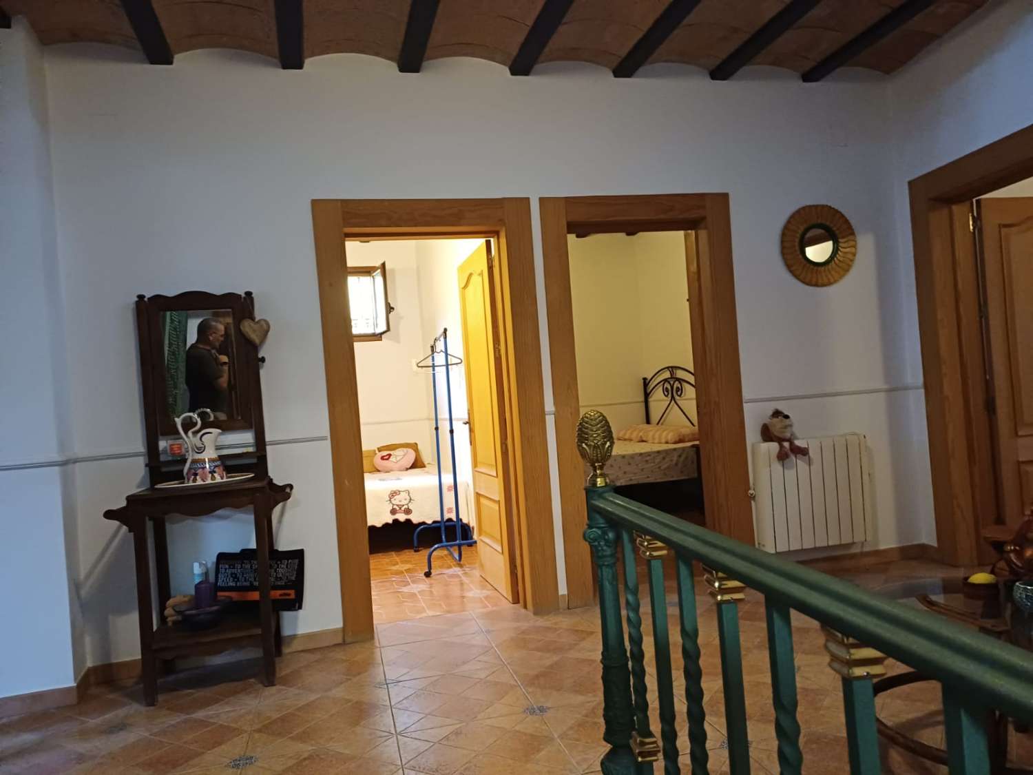 Complesso residenziale in ardesia con 5 case e piscina.