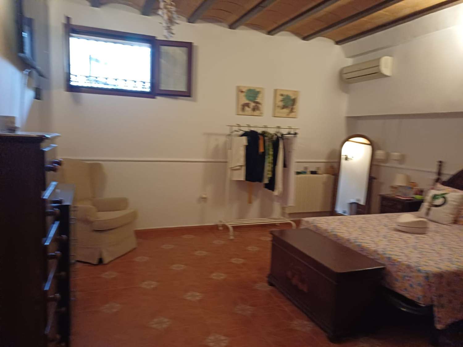 Complesso residenziale in ardesia con 5 case e piscina.