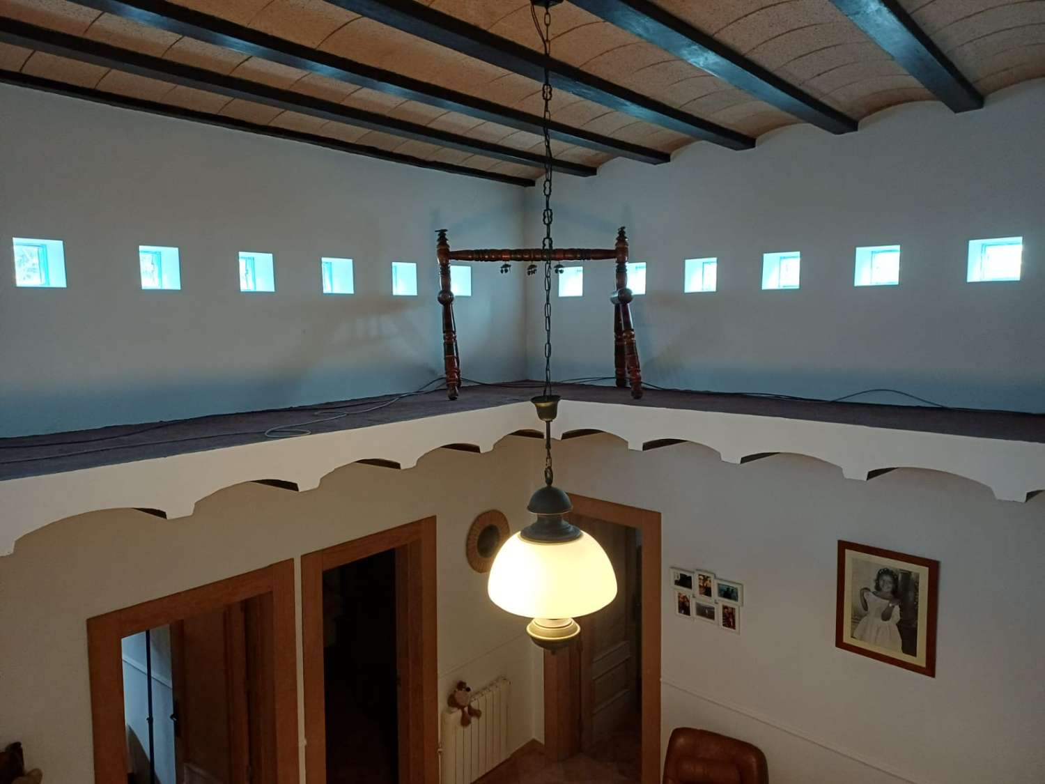 Complesso residenziale in ardesia con 5 case e piscina.