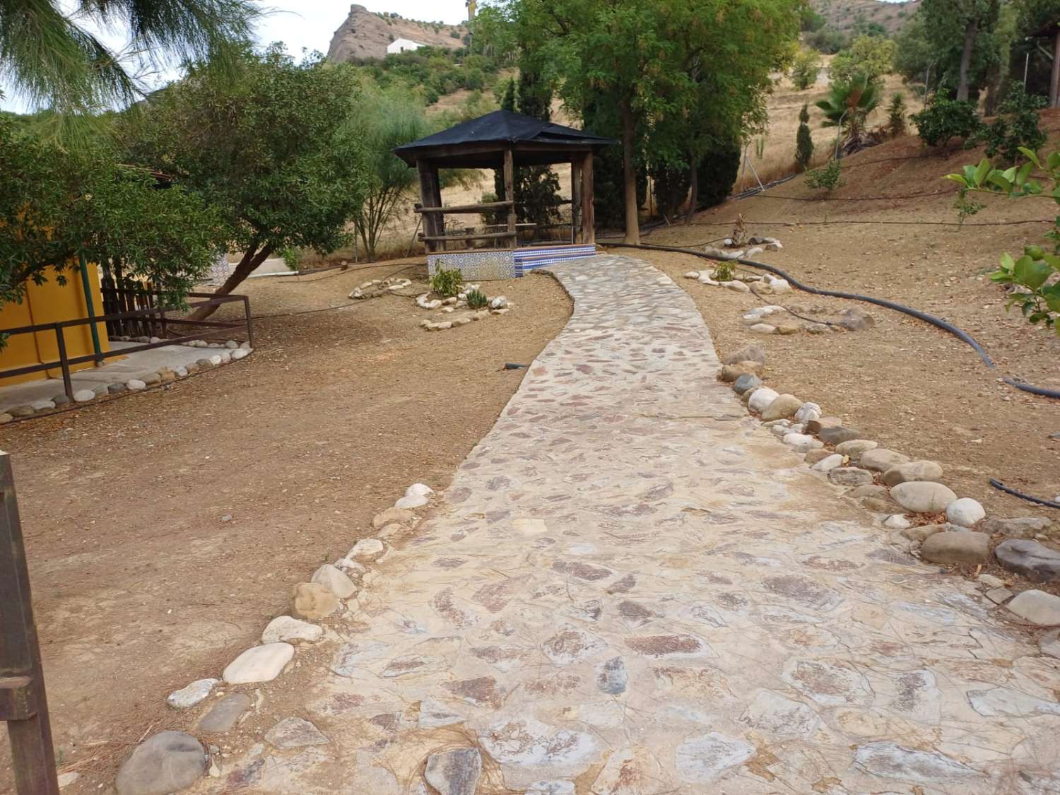 Complesso residenziale in ardesia con 5 case e piscina.
