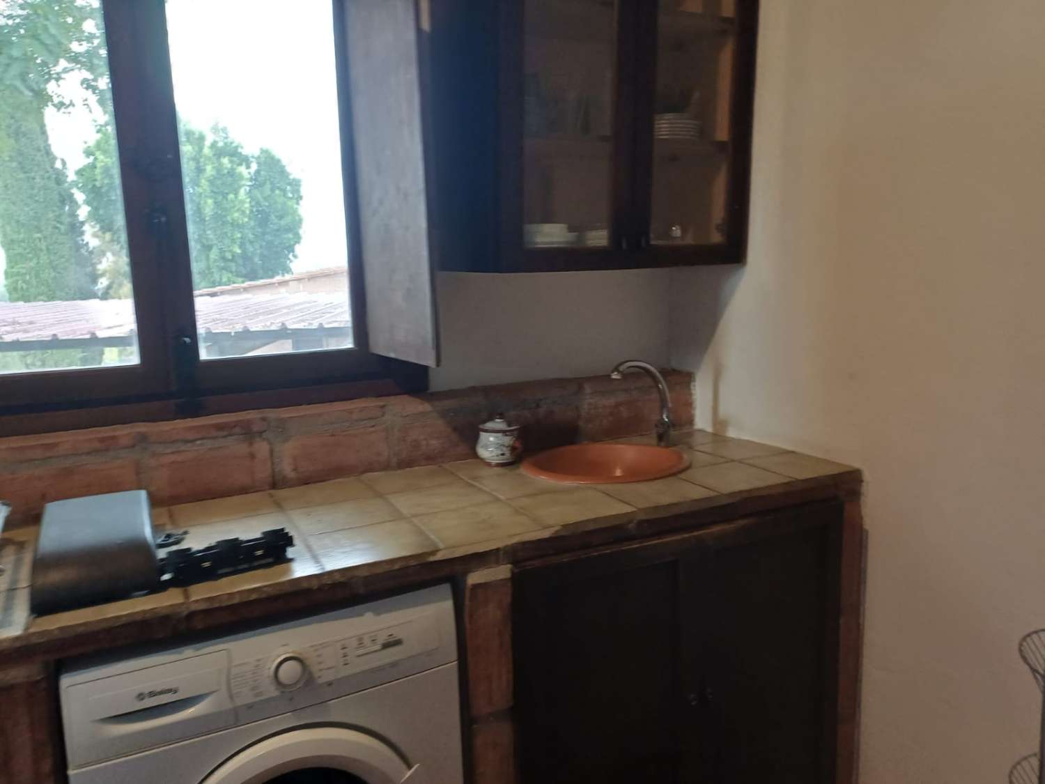 Complesso residenziale in ardesia con 5 case e piscina.