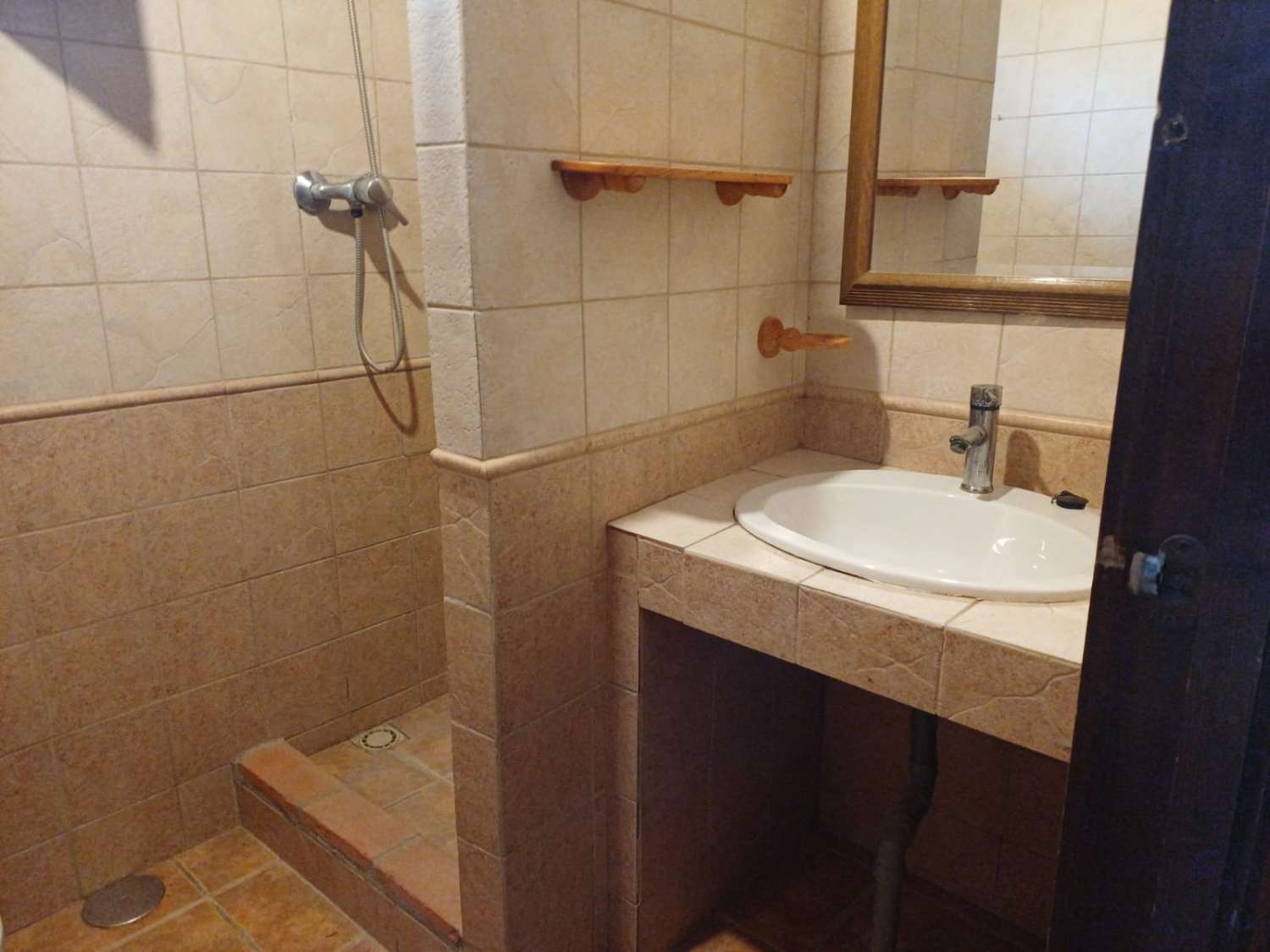 Complesso residenziale in ardesia con 5 case e piscina.