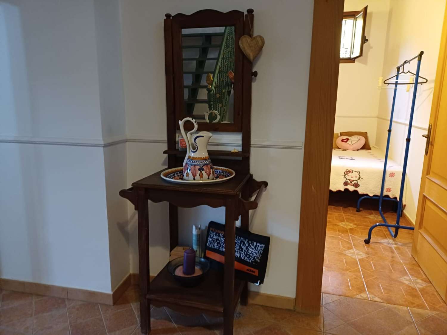 Complesso residenziale in ardesia con 5 case e piscina.