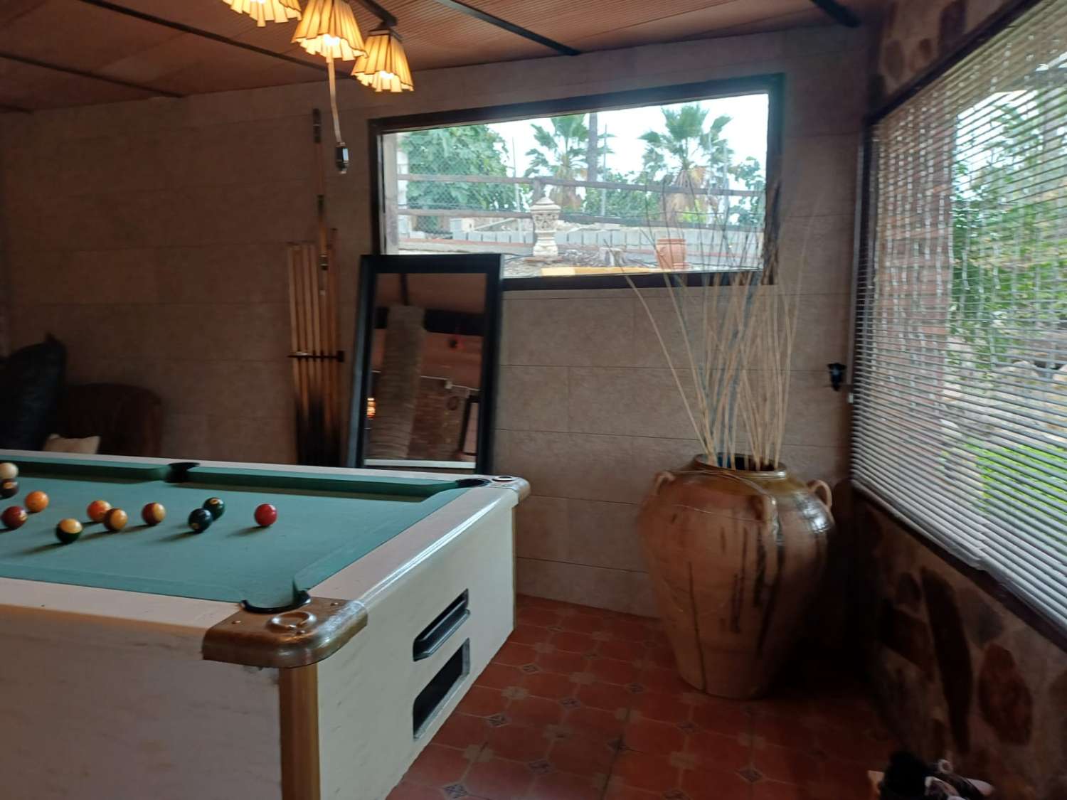 Complesso residenziale in ardesia con 5 case e piscina.